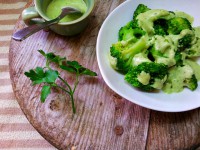 Brokolice s bylinkovou omáčkou (Fatafeat)