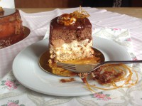 Ořechový dort s čokoládovou pěnou, hruškami a karamelovou polevou