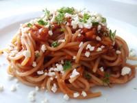 Špagety v tomatové omáčce s cizrnou a květákem
