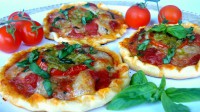 Mini pizza s mozzarellou, rajčaty a pestem