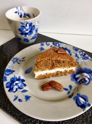 Mrkvovo-ořechový dortík s tvarohovým krémem