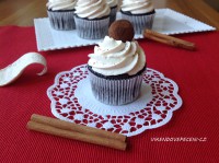 Bezlepkové kakaové cupcakes se skořicovým krémem