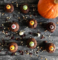 Špaldovo-kakaovo-čokoládovo-brusinkové muffiny s vypouleným okem