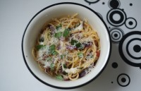 Špagety s červenou cibulí a mozzarellou