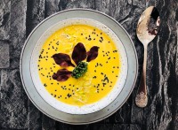 Pórkovo-mrkvovo-petrželovo-kurkumová polévka s klíčky a sezamem