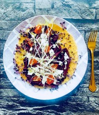 Cizrnová omeleta se salátem, rajčetem, fetou, klíčky a černým sezamem