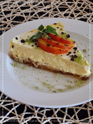 Cheesecake s nektarinkami, bazalkovým cukrem a čokoládou