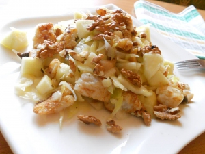 Salát z hlávkového zelí, žampionů, jablek a rybího filé Salát z hlávkového zelí, žampionů, jablek a rybího filé