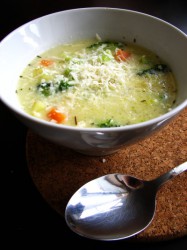 Zeleninová polievka s parmezánom