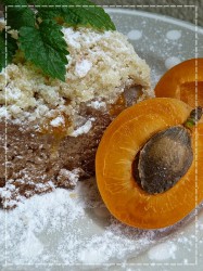 Celozrnný meruňkový koláč s mandlovou drobenkou