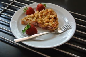 Linecký koláč s tvarohem, rebarborou, jahodami a drobenkou z ovesných vloček Linecký koláč s tvarohem, rebarborou, jahodami a drobenkou z ovesných vloček