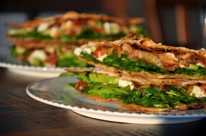 Quesadillas plnené špenátom, avokádom, karamelizovanou cibuľkou a feta Quesadillas plnené špenátom, avokádom, karamelizovanou cibuľkou a feta