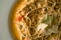 Špagety se smetanovou omáčkou s tuňákem a rajčaty