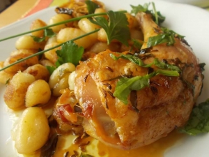 Pečená kuřecí stehna s rukolovým olejem a restovanými gnocchi