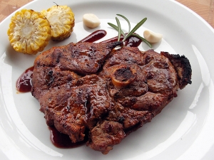 Grilovaná jehněčí kýta s omáčkou barbecue