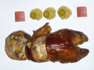 Glazovaná vepřová nožička s pestrou nádivkou Glazovaná vepřová nožička s pestrou nádivkou