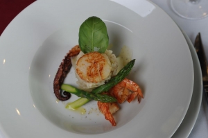 Mořské trio z chobotnice, tygřích krevet a mušlí sv. Jakuba Mořské trio z chobotnice, tygřích krevet a mušlí sv. Jakuba