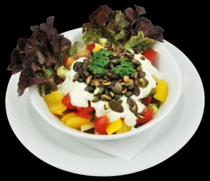 Zeleninový salát s dýňovými semínky a dresinkem