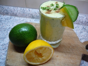 Avokádové smoothie s okurkou a mangem
