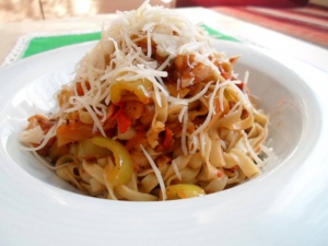 Vietnamské nudle se zeleninou a hlívou ústřičnou Vietnamské nudle se zeleninou a hlívou ústřičnou