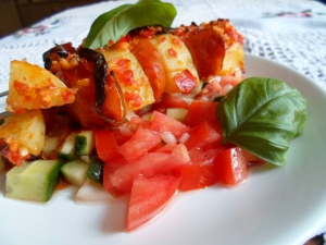 Bramborové špízy s klobásou a ostrou zeleninou Bramborové špízy s klobásou a ostrou zeleninou