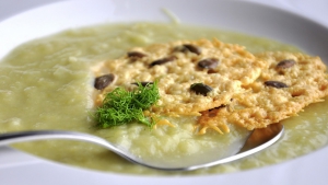 Feniklový krém so syrovými chipsami Feniklový krém so syrovými chipsami