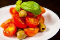 Salát s Cherry rajčaty, olivami a čerstvou bazalkou