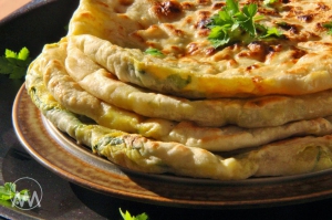 Indická plněná aloo paratha