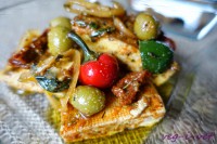 Nakládané tofu se sušenými rajčaty, olivami a chilli papričkami