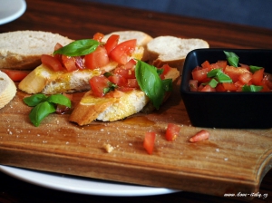 Bruschetta al pomodoro (bruschetta s rajčaty)