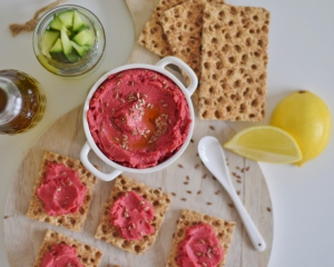 Jednohubky s hummusom z červenej repy Jednohubky s hummusom z červenej repy