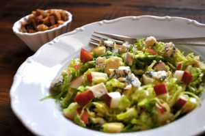 Jesenný šalát z ružičkového kelu s jablkami a nivou Jesenný šalát z ružičkového kelu s jablkami a nivou