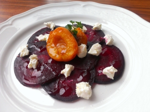 Carpaccio z červené řepy s grilovanou meruňkou a bílým balsamicem Carpaccio z červené řepy s grilovanou meruňkou a bílým balsamicem
