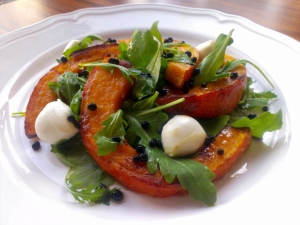 Salát s pečenou dýní a balsamicovým kaviárem Salát s pečenou dýní a balsamicovým kaviárem