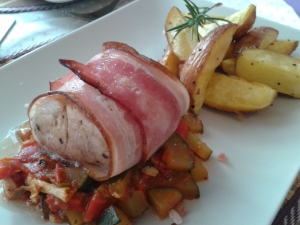 Vepřová panenka ve slanině s provensálským ragú Vepřová panenka ve slanině s provensálským ragú