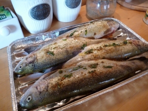 Pstruzi na gril s bylinkovým máslem Pstruzi na gril s bylinkovým máslem