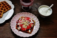 Bezlepkové vafle se šmakounem, řeckým jogurtem, malinovým džemem, mandlemi a chia semínky