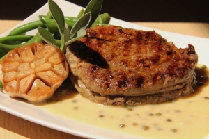 Rib eye steak s omáčkou z pečeného česneku