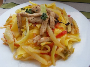 Pappardelle s barevnými paprikami a krůtím masem