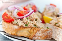 Tuňákovo-fazolová bruschetta