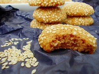 Perníkové sušenky obalené v sezamu