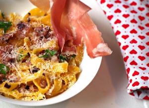 Tagliatelle al prosciutto (čerstvé tagliatelle s prosciuttem)