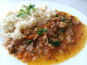 Zeleninový guláš s krůtím masem a kuskusem Zeleninový guláš s krůtím masem a kuskusem