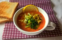 Studená rajčatová polévka s olivami a křupavým toastem