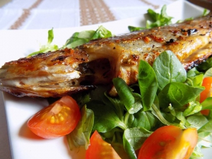 Pečený pstruh na hnízdě z polníčku Pečený pstruh na hnízdě z polníčku