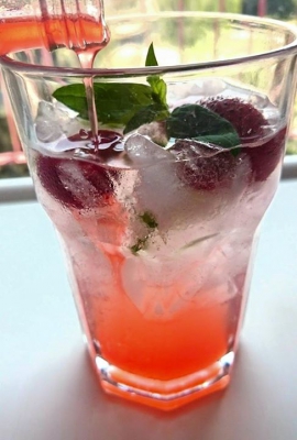 Limonáda z domácího jahodového sirupu Limonáda z domácího jahodového sirupu