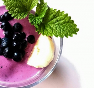 Zmrzlinový shake z banánu, borůvek a chia semínek Zmrzlinový shake z banánu, borůvek a chia semínek