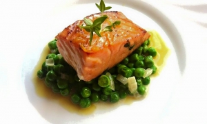 Losos s hráškem a pomerančovo-tymiánovou omáčkou Losos s hráškem a pomerančovo-tymiánovou omáčkou