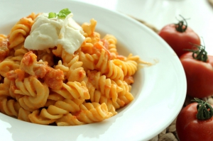 Fusilli s rajčatovou omáčkou a mozzarellou