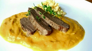 Pštrosí svíčková s jablíčkem Pštrosí svíčková s jablíčkem